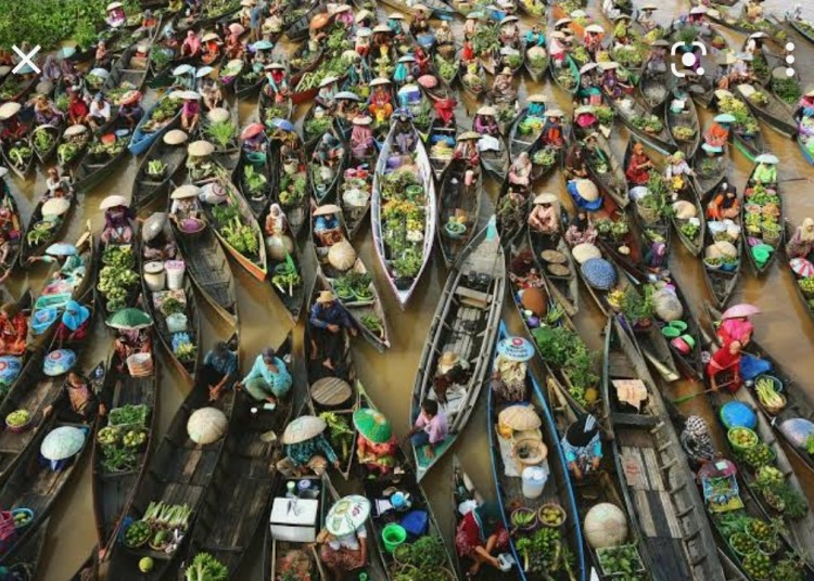 Market in Dal Lake where maximum business starts after sunset